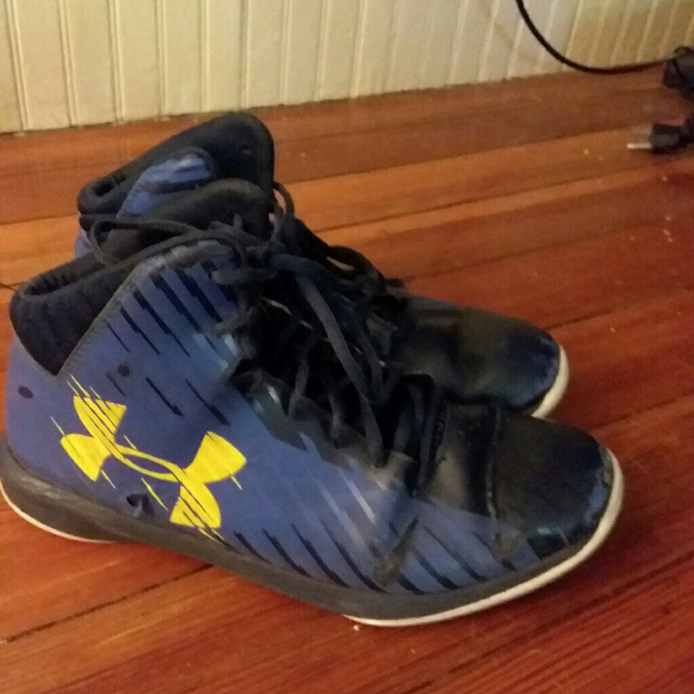 UA basketball shoes size 6Y